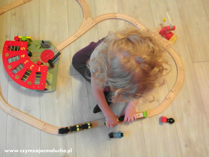 zabawa torami drewnianymi